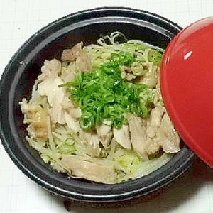 タジン鍋で、蒸し鶏肉のネギ塩タレ